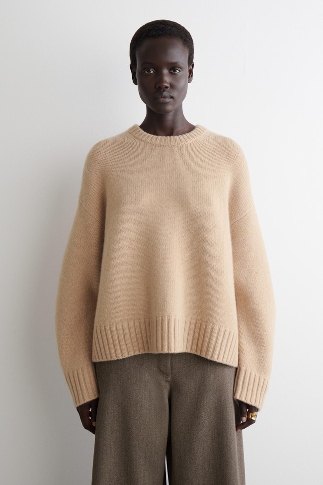 Sweater chunky atau cenderung oversized keluaran Cos menyusul di urutan ke-3. Berbahan rajut yang lembut dengan desain yang minimalis selaras dengan tren quiet luxury yang masih diminati hingga saat ini.  (Foto: Dok. Cos)