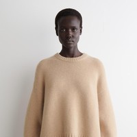 Sweater chunky atau cenderung oversized keluaran Cos menyusul di urutan ke-3. Berbahan rajut yang lembut dengan desain yang minimalis selaras dengan tren quiet luxury yang masih diminati hingga saat ini.  (Foto: Dok. Cos)