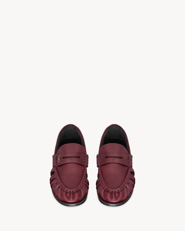 Merek Saint Laurent, yang juga menjadi brand terpanas kuartal III, semakin bersinar dengan loafer klasik ini. Berbeda dari sepatu sejenis, loafer memiliki detail yang menonjol, silhouette penny loafer, logo subtle, toe-detail ruched. Sangat versatile dan bisa dipakai di berbagai kesempatan. (Foto: Dok. Saint Laurent)