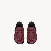 Merek Saint Laurent, yang juga menjadi brand terpanas kuartal III, semakin bersinar dengan loafer klasik ini. Berbeda dari sepatu sejenis, loafer memiliki detail yang menonjol, silhouette penny loafer, logo subtle, toe-detail ruched. Sangat versatile dan bisa dipakai di berbagai kesempatan. (Foto: Dok. Saint Laurent)
