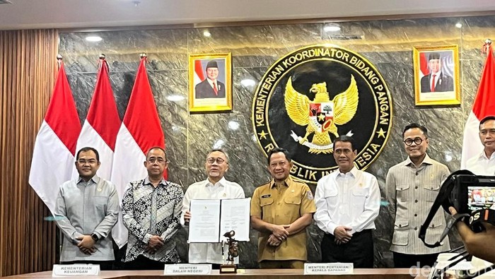 Pemerintah mendatangani Surat Keputusan Bersama (SKB) tentang Penugasan Percepatan Pelaksanaan Penyediaan Infrastruktur Pascapanen dalam Rangka Ketahanan Pangan Nasional. Infrastruktur yang dimaksud merupakan pembangunan 100 gudang baru Perum Bulog.
