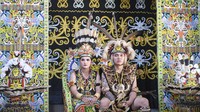 Jumat (7/11/2025), Desmon Alluy Ishak dan Saristia mengikuti prosesi Alaq Leto di Desa Budaya Pampang, Tanah Merah, Samarinda.