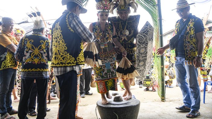Calon pengantin pria Desmon Alluy Ishak (keempat kanan) menggandeng calon pengantin wanita Saristia (keempat kiri) saat mengikuti prosesi Alaq Leto di Desa Budaya Pampang, Tanah Merah, Samarinda, Kalimantan Timur, Jumat (7/11/2025). Alaq Leto merupakan prosesi pernikahan Adat Dayak Kenyah yang dilakukan sehari sebelum upacara pemberkatan pernikahan untuk terus melestarikan adat istiadat dan agama suku dayak yang diwariskan nenek moyang mereka serta menjadi keanekaragaman budaya di Kalimantan Timur. ANTARA FOTO/M Risyal Hidayat/YU