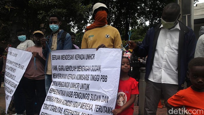 Sejumlah pengungsi Sudan menggelar aksi damai di depan kantor perwakilan PBB, Jakarta, Selasa (11/11/2025). Mereka membawa spanduk berisi seruan menghentikan perang di Sudan.