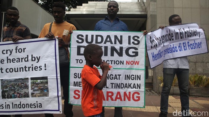 Sejumlah pengungsi Sudan menggelar aksi damai di depan kantor perwakilan PBB, Jakarta, Selasa (11/11/2025). Mereka membawa spanduk berisi seruan menghentikan perang di Sudan.