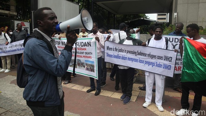 Sejumlah pengungsi Sudan menggelar aksi damai di depan kantor perwakilan PBB, Jakarta, Selasa (11/11/2025). Mereka membawa spanduk berisi seruan menghentikan perang di Sudan.