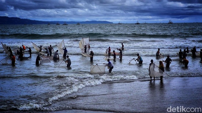 Aktivitas warga pesisir di Teluk Palabuhanratu, berburu impun di setiap penghujung bulan