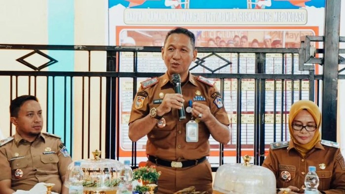 Sekretaris Daerah (Sekda) Kota Kendari, Amir Hasan saat membukan Sosialisasi Pengelolaan dan Pemilahan Sampah berlangsung di RT 10 Kelurahan Mandonga, Kecamatan Mandonga, Selasa (11/11/2025).