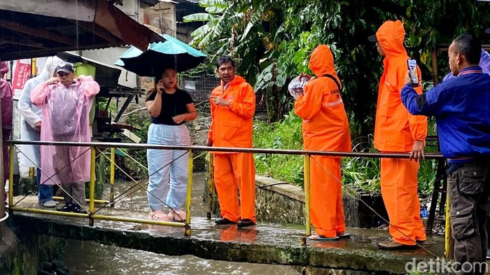 Anggota DPRD Kota Bandung Asep Sudrajat saat melakukan peninjauan jembatan rusak.