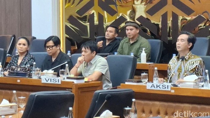 Wakil Ketua Umum VISI, Ariel Noah, diminta Badan Legislasi DPR RI (Baleg), menyanyikan sepenggal bait lagu di tengah rapat RUU Hak Cipta, Selasa (11/11/2025).