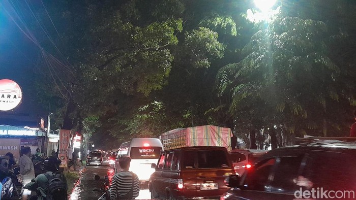 Arus lalu lintas di Jalan Ngumban Surbakti macet parah karena banjir (Nizar Aldi/detikSumut)