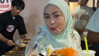 Begini serunya Astrid saat menikmati seporsi steak. Momen ini terlihat dalam unggahan Kuy Steak di akun TikTok. Foto: Instagram/@astridkuya