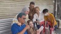 Saat berkunjung ke Malaysia beberapa waktu lalu, Uya dan Astrid juga tak lupa kulineran. Mereka mengunjungi Alor Street yang memiliki pusat kuliner dan mencoba berbagai hidangan. Foto: Instagram/@astridkuya