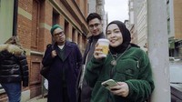 Kalau ini momen Uya dan Astrid bersama politisi muda Verrel Bramasta. Ketiganya tampak berpose lucu dan Astrid menikmati kopi hangatnya. Foto: Instagram/@astridkuya