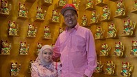 Kalau ini momen keduanya tampil serasi berpose di sebuah restoran Chinese food di Jakarta Selatan. Adalah Restoran Sinar Mandala yang memiliki sudut ikonik dengan pajangan kucing emas. Foto: Instagram/@astridkuya