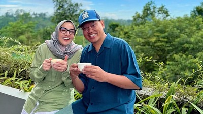 Momen Hangat Astrid Kuya Makan Bareng Suami dan Keluarga