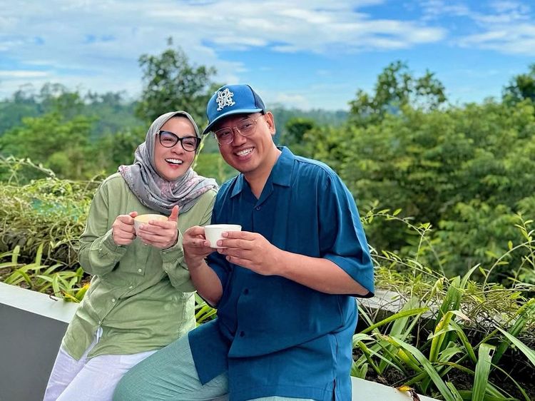 Momen Hangat Astrid Kuya Makan Bareng Suami dan Keluarga