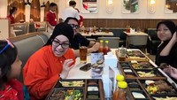 Sejumlah kegiatan sosial dilakukan oleh Astrid Kuya. Salah satunya mentraktir makan steak untuk anak-anak dari Komnas Anak DKI Jakarta. Foto: Instagram/@astridkuya