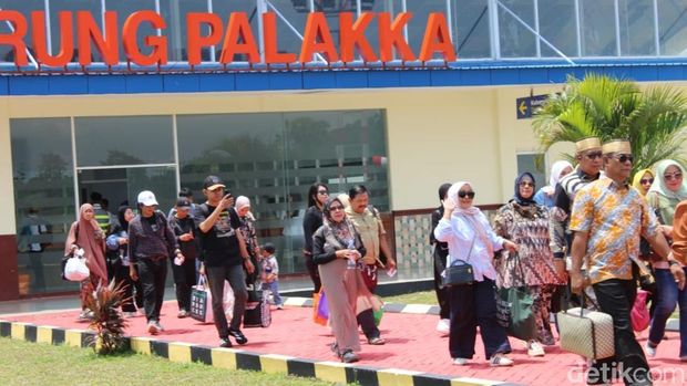 Bandara Arung Palakka Bone mengalami lonjakan penumpang berkat program subsidi penerbangan.
