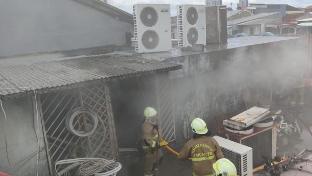 Bangunan terbakar di Jalan RS Fatmawati, Jakarta Selatan (Jaksel), merupakan rumah toko (ruko) tekstil. Proses pemadaman sudah berjalan 3 jam lebih. (dok Gulkarmat DKI)