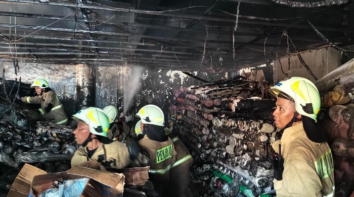 Bangunan terbakar di Jalan RS Fatmawati, Jakarta Selatan (Jaksel), merupakan rumah toko (ruko) tekstil. Proses pemadaman sudah berjalan 3 jam lebih. (dok Gulkarmat DKI)