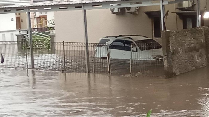 Banjir di Perumahan Griya Satria Mandalatama Purwokerto Barat, Kabupaten Banyumas, Selasa (11/11/2025) sore.