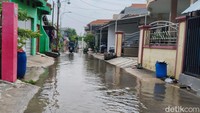 Warga sekitar menyebutkan banjir tejadi karena luapan sungai Sidokare dan lokasi tersebut menjadi langganan banjir.
