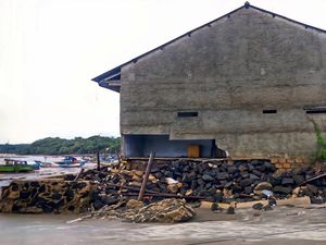 Bencana Hidrometeorologi, Longsor di Ciemas-Rob di Ujunggenteng
