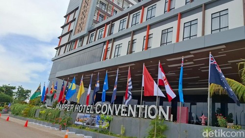 Bendera setiap delegasi Indonesia-Pacific Cultural Synergy (IPACS) 2025 di Hotel Harper Kota Kupang, NTT, Selasa (11/11/2025).