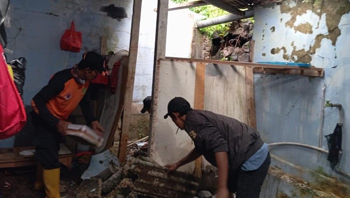 BPBD Kota Sukabumi saat mengevakuasi banjir