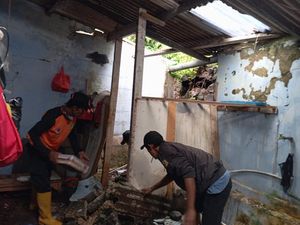 Banjir Hantam Rumah Warga di Gunungpuyuh, Dinding dan Atap Ambruk