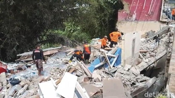 BPBD saat mengevakuasi rumah yang tiba-tiba ambruk di Kota Sukabumi