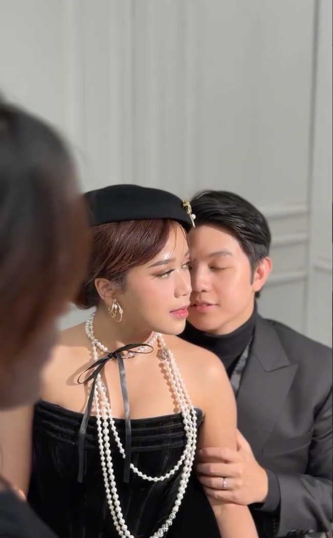 Setelah beberapa waktu lalu memamerkan pas foto berlatar biru, tampaknya kini Brisia Jodie dan Jonathan Alden sudah menjalani sesi pemotretan prewedding. Video singkat momen pemotretan keduanya dibagikan oleh Instagram @weddingstories.co. Foto: Instagram/@weddingstories.co