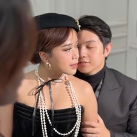 Setelah beberapa waktu lalu memamerkan pas foto berlatar biru, tampaknya kini Brisia Jodie dan Jonathan Alden sudah menjalani sesi pemotretan prewedding. Video singkat momen pemotretan keduanya dibagikan oleh Instagram @weddingstories.co. Foto: Instagram/@weddingstories.co