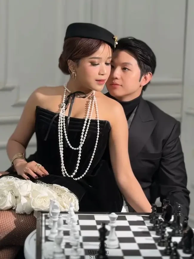 Sementara Alden tampil serba hitam dengan setelan jas dan turtleneck, menciptakan kesan formal namun tetap modern. Keduanya pun terlihat serasi dan kompak memamerkan pose mesra mereka. Foto: Instagram/@weddingstories.co