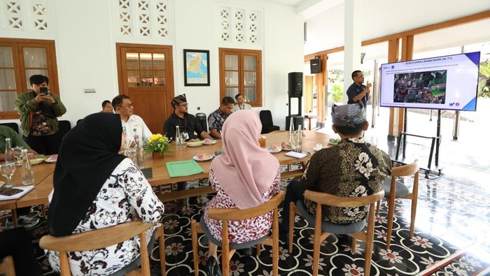 Bupati Banyuwangi Ipuk Fiestiandani mendengarkan pemaparan dari Airnav Indonesia terkait rencana modernisasi sistem Navigasi Bandara Blimbingsari.