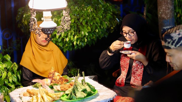 Bupati Banyuwangi Ipuk Fiestiandani saat bertandang sebagai tamu kehormatan di Desa Kemiren pada Festival ngopi Sepuluhewu.