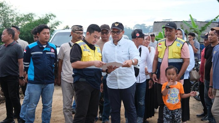 Bupati Batang, M Faiz Kurniawan, saat meninjau pembangunan jalan penghubung Desa Kalangsono dan Kalibalik, Kecamatan Banyuputih, menuju Kecamatan Limpung.
