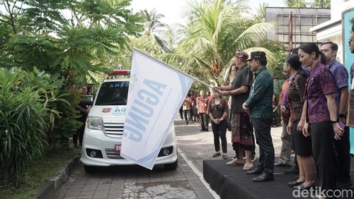 Bupati Karangasem I Gusti Putu Parwata saat melaunching program AGUNG di halaman Puskesmas Manggis 1, Selasa (11/11/2025).