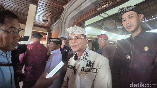 Bupati Klungkung I Made Satria di DPRD Klungkung, Selasa (11/11/2025).