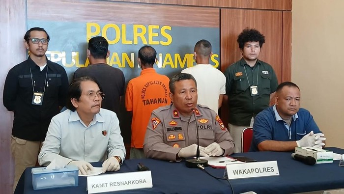 Camat Siantan Tengah berinisial AF diamankan polisi saat mengkonsumsi sabu di ruang kerjanya. (dok. Polres Anambas)