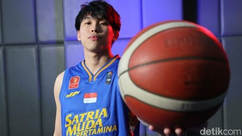 Foto pebasket Satria Muda, Mario davidson, diambil menggunakan kamera Canon EOS R6 Mark III.