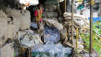 Koperasi Pemulung Berdaya mempekerjakan sekitar 50 orang untuk mendaur ulang botol plastik dan pengepresan sampah botol plastik.
