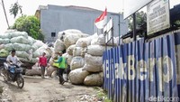 Suasana Koperasi Pemulung Berdaya, Tangerang Selatan, Banten, Selasa (11/11/2025). Dengan bisnis ini, Koperasi Pemulung Berdaya bisa menghasilkan omzet senilai 1,2 Miliar dalam waktu sebulan