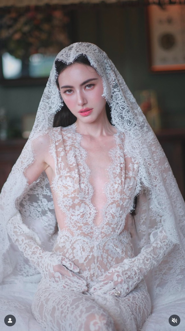 Penampilannya jadi ratu sehari belum selasai. Dalam postingan terbaru, pemain ‘A Useful Ghost’ keturunan Belgia tersebut memperlihat sesi pemotretannya mengenakan gaun bermaterial renda yang romantis sekaligus seksi. Foto: Instagram @davikah