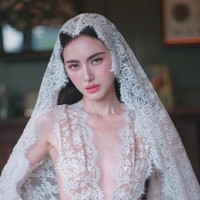 Penampilannya jadi ratu sehari belum selasai. Dalam postingan terbaru, pemain ‘A Useful Ghost’ keturunan Belgia tersebut memperlihat sesi pemotretannya mengenakan gaun bermaterial renda yang romantis sekaligus seksi. Foto: Instagram @davikah