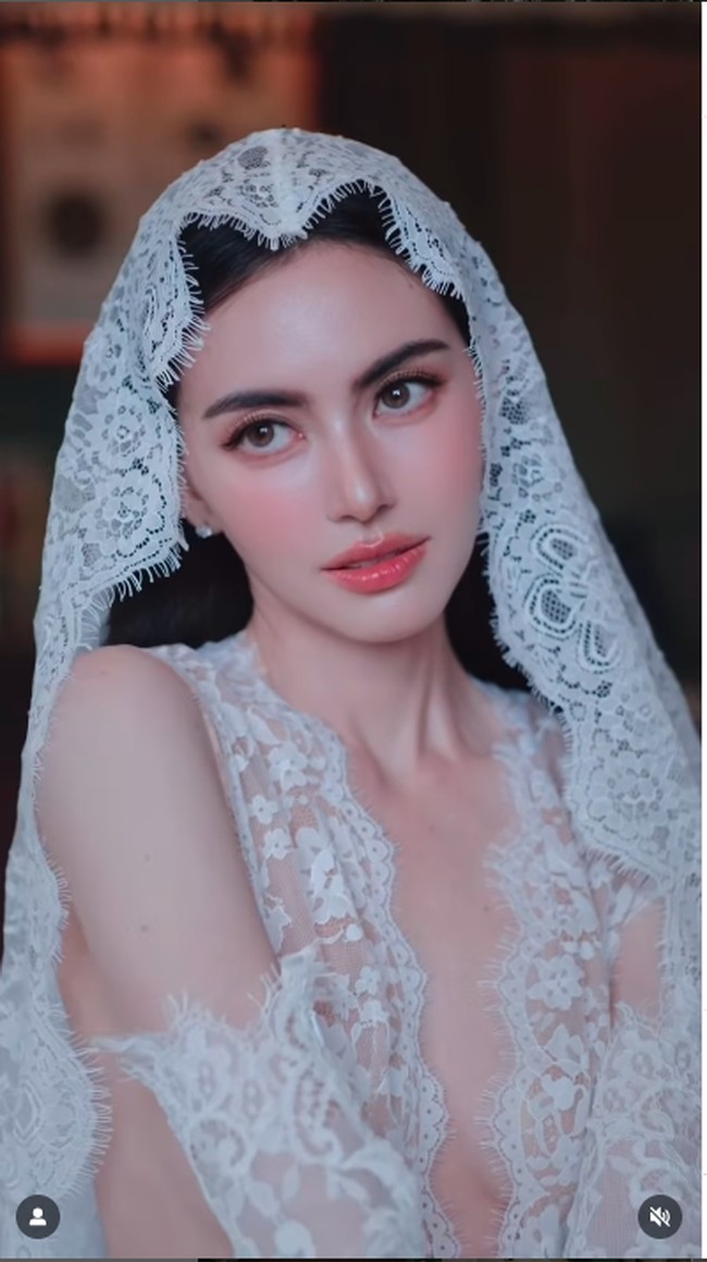 Kalil ini pemain ‘Pee Mak’ tersebut mengenakan busana dari brand asal AS, BRONXANDBANCO. Foto: Instagram @davikah