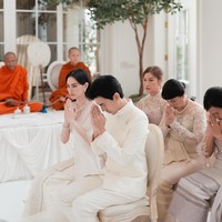 Selain gaun internasional, Davika dan Ter Chantavit tidak melupakan tradisi mereka. Dalam foto yang dibagikan, keduanya juga tampak melangsungkan ritual pernikahan mengenakan gaun bernuansa tradisional. Foto: Instagram @davikah