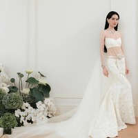 Saat mengenakan gaun putih dengan material transparan yang mengekspos perut, wanita 33 tahun itu dibalut aksesori mewah dari Bvlgari. Foto: Instagram @davikah