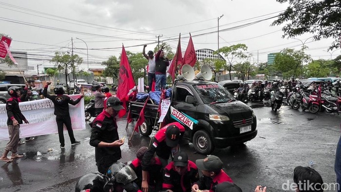 Demo buruh di depan Kantor Gubernur Sulsel.